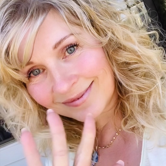 Meet your Posher, Denise - Picture 2 of 2